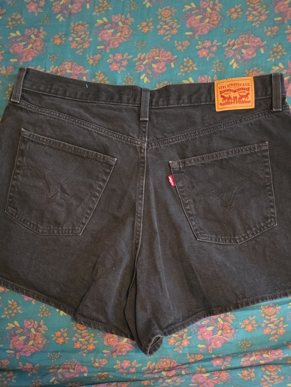 Levi's Black High Waisted MOM Shorts Size 18
